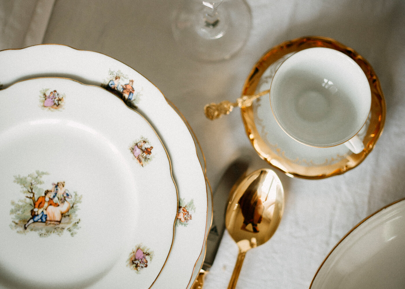 A round banquet table laid with glassware, silver and a low centrepiece